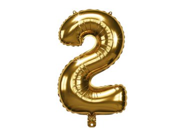 Beyaz arka planda iki numaraya benzeyen parlak altın bir helyum balonu.