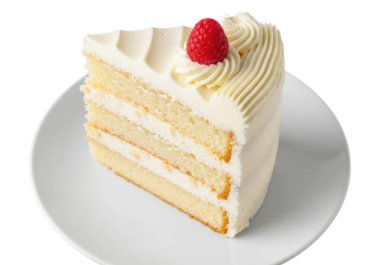 Beyaz kremalı bir dilim pasta ve beyaz bir arka planda beyaz bir tabakta oturan bir ahududu.