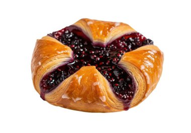 Mor dolgulu bir hamur işi, muhtemelen yaban mersinli ya da böğürtlenli Danimarka pastası, sade beyaz arka planda. Hamur işi altın rengi kahverengi ve pul pul olmuş gibi görünüyor. Dolgu koyu mor ve küp aracılığıyla görülebilir.