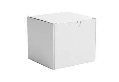 Düz beyaz arkaplanı olan beyaz bir karton kutu, kutu kapalı ve sağ üst köşesinde bir kırışıklık var.