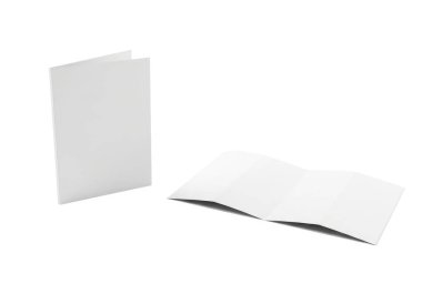 Resim düz bir arkaplanda yan yana yerleştirilmiş iki boş, beyaz defter gösteriyor. Bir defter kapalı ve dik duruyor, diğeri ise boş sayfalarını gösteriyor. Tasarım basit ve temiz. Boş ve kullanıma hazır olanları vurguluyor.