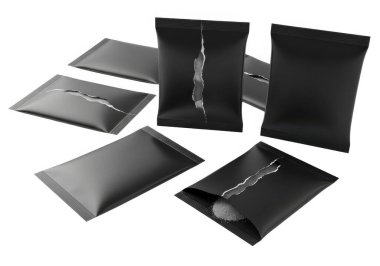 Görüntü, altı adet siyah kadife mücevher sergi çantası koleksiyonunu gösteriyor. Her çanta, yüzükler, bilezikler ve kolyeler gibi farklı türde mücevherleri temsil eden eşsiz kabartmalı gümüş bir tasarıma sahiptir. Bu çantalar genellikle ambalaj için kullanılır.,