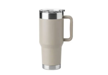 Bu resim, geniş tabanlı ve rahat bir kulplu, paslanmaz çelik bir seyahat kupasını gösteriyor. Kupanın gümüş bir kapağı var ve içecekleri uzun süreli sıcak veya soğuk tutmak için tasarlanmış gibi görünüyor, bu da onu günlük kullanım veya tra için ideal hale getiriyor