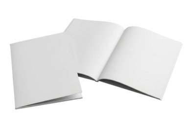 Bu resim, boş sayfalarını ortaya çıkarmak için açılmış iki beyaz defter gösteriyor. Defterler, boş durumlarını yazmaya ya da çizmeye hazır hale getirerek tarafsız bir zemin üzerinde yan yana yerleştirilir..