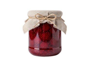 Bu resim koyu kırmızı çilek reçeli dolu cam bir kavanozu gösteriyor. Kavanozda, kapağına çuval bezi şeridi bağlanmış, ev yapımı rahat bir görünüm veren rustik bir tasarım yer alıyor. Reçel zengin ve kalın görünüyor. Bu da güzel bir ev yapımı olduğunu gösteriyor.