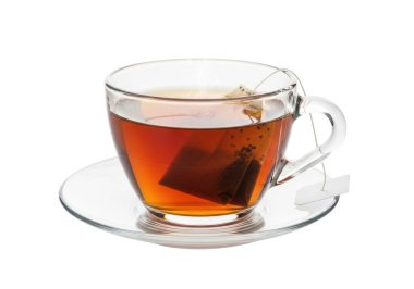 Görüntü şeffaf cam bir çay fincanını gösteriyor. İçinde koyu kehribar rengi bir sıvı var, muhtemelen bitki çayı, içinde de çay poşeti var. Çay fincanı, sade beyaz bir arkaplana karşı, sağ tarafında görünen bir kulpla uyumlu bir fincan tabağına yerleştiriliyor..