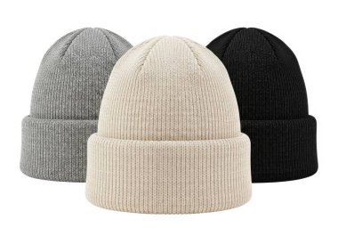 Resim, her biri farklı nötr renklerde, açık gri, krem ve siyah olmak üzere yan yana dizilmiş üç adet örgü takkeyi gösteriyor. Şapkaların kabuklu bir dokusu ve soğuk havaya uygun rahat bir uyumu var. Açık gri ve kremalı boncukların hafif bir...