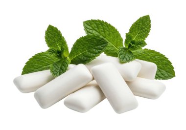 Görüntü, taze nefes almak için sıklıkla kullanılan silindirik nane aromalı şeker koleksiyonunu gösteriyor. Temiz beyaz arka planda taze nane yapraklarının yanına yerleştirilmiş. Şekerler yuvarlanır ve şeker bazlı gibi görünür, nane yaprakları ise canlı dev gibidir.