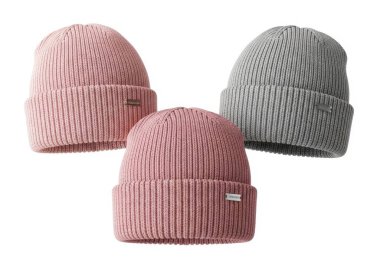 Görüntü, üçgen şeklinde dizilmiş üç tane örülmüş bere şapkasını gösteriyor. Her şapkanın katlanmış bir kenarı vardır ve yumuşak, tırtıklı bir kumaştan yapılmıştır. Şapkalar üç farklı pastel renkle sunuluyor: yumuşak bir pembe, sessiz bir grimsi-mavi ve açık renk.