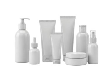 Görüntü boş, beyaz güzellik ve cilt ürünleri kutusu koleksiyonunu sergiliyor. Bunlar arasında bir pompa şişesi, bir sprey şişesi, kapaklı bir tüp, bir rulo şişesi, bir kavanoz ve losyonlarda kullanılan birkaç şişe ve tüp daha var.