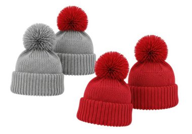 Görüntü, yan yana dizilmiş üç tane örgü bere sergiliyor. Berelerden ikisi canlı kırmızı ponpon ile kırmızı, üçüncüsü ise gri ile uyumlu gri ponpon ile gridir. Bu taksiler yumuşak ve sıcak görünüyor, soğuk havaya uygun ve...