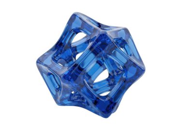 Bu resim, geometrik dizaynlı, yıldız şeklinde bir kristal tılsımı sergiliyor. Cazibe, şeffaf bir kalite ile koyu mavi bir tona sahip, ışığın yüzeylerinde kırılmasına olanak sağlıyor. Yapısı üçgen ve pentagin kesişimini içerir