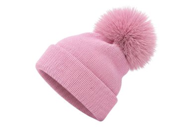 Bu görüntüde açık pembe renkli yumuşak, örülmüş bir bere var. Şapkanın tırtıklı bir dokusu var, rahat bir uyum sağlıyor, ve üzerinde sentetik liflerden yapılmış büyük, kabarık bir ponpon var, eğlenceli bir dokunuş ekliyor. Tasarım basit ama şık, maki.