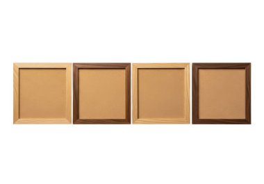 Bu resim, yatay olarak sıralanmış dört özdeş resim çerçevesini gösterir. Her çerçevenin koyu kahverengi bir kenarı ve doğal, dokulu bir malzeme olan iç mantar destekli tabaka genellikle fotoğraf veya sanat eserleri montajında kullanılır. Çerçeveler boş ve gerçek görünüyor.