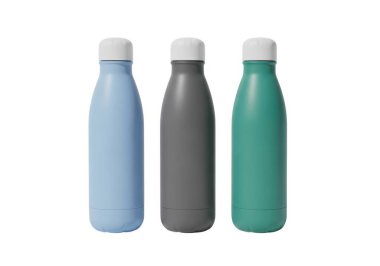 Görüntü, yan yana dizilmiş üç tane yalıtılmış, paslanmaz çelik su şişesini gösteriyor. Her şişenin beyaz bir kapağı var ve farklı bir rengi var: açık mavi, koyu gri ve deniz mavisi. Bu şişeler muhtemelen içecekleri soğuk ya da sıcak tutmak için dizayn edilmiş.