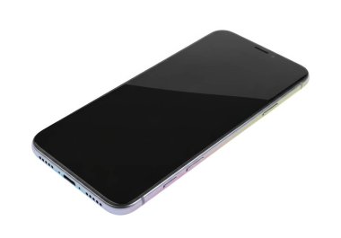 Görüntü, beyaz arka plana dikey olarak yerleştirilmiş modern bir akıllı telefonu tasvir ediyor. Cihazın önünde parlak gümüş kenarlı, minimal bezelyeli büyük siyah bir ekran bulunuyor. Genel tasarım, minimalistik ve konjestifi vurgular