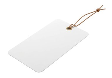Görüntü düz, dikdörtgen, düz kenarları ve yuvarlak köşeleri olan beyaz bir etiket gösteriyor. Basit bir düğümle kahverengi bir ipe bağlıdır, bu da bir nesneye asılmak ya da güvence altına alınmak için tasarlandığını gösterir. Etiketi ince, muhtemelen...