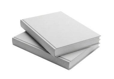 Resim, düz beyaz arka planda üst üste dizilmiş üç düz beyaz not defteri gösteriyor. Not defterleri boş ve temiz ve minimalist bir estetik ile yazmaya ya da not almaya hazır görünüyor..