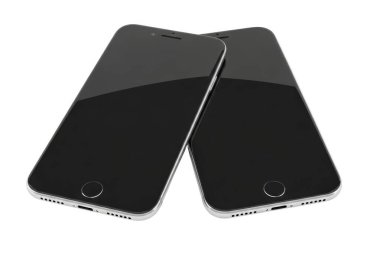 Görüntü arka arkaya yerleştirilmiş, arka yüzeylerini gösteren birbirinin aynı iki akıllı telefonu gösteriyor. Her iki cihazın da üzerinde merkezde dairesel bir kamera merceği ve altında hafif bir flaş veya sensör olan parlak bir kapağı var. Telefonlar hizalı.