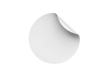 Görüntü, bir köşede hafifçe kaldırılmış gibi görünen beyaz dairesel bir çıkartmanın minimalist bir tasarımını gösteriyor. Alttaki yüzeyin küçük bir kısmını ortaya çıkarıyor. Genel bileşimi basit ve temizdir, bu da aradaki zıtlığı vurgular.