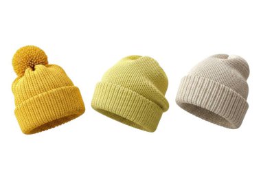 Bu resim üç farklı pastel renkte örülmüş bere gösteriyor: sarı ponponlu parlak sarı, açık yeşil ve yumuşak gri. Her bir bere katlanmış bir başlık ve soğuk hava kıyafetleri için uygun sıcak bir görünüş içeriyor. Taksiler düzgünce yapılmış.