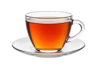 Görüntü, koyu renkli kehribar çayıyla dolu şeffaf cam bir bardak içeriyor. Kupa, her ikisi de düz beyaz arka planda duran uyumlu bir fincan tabağının üzerine yerleştirilir. Çay taze demlenmiş ve hafif buharda pişmiş gibi görünüyor.