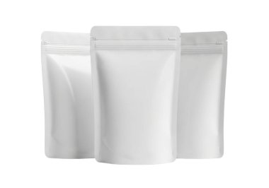 Resim, yan yana dizilmiş üç özdeş, dik, yeniden mühürlenebilir beyaz keseyi gösteriyor. Bunlar şeffaf plastik bir malzemeden yapılmış gibi görünüyor. Kuru ya da küçük eşyalar paketlemek için uygun. Keselerin fermuarı kapalı ve ayakta duruyorlar.