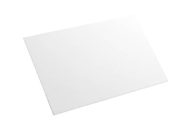 Görüntü tek, pürüzsüz ve düz beyaz dikdörtgen bir yaprak gösteriyor, muhtemelen kağıttan ya da ince kartondan yapılmış. Kenarları düz ve hafifçe incelmiş, temiz ve düzgün bir görünüm veriyor. Yüzey basılmamış ve zarar görmemiş gibi görünüyor.