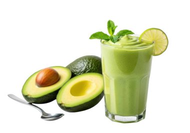 Görüntü, üzerinde bir dilim limon ve bir tutam nane bulunan uzun ve canlı bir yeşil smoothie gösteriyor. Camların yanında, beyaz bir yüzey üzerinde duran iki yarım avokado var, pürüzsüz yüzeyde kullanılan taze malzemeleri vurguluyorlar.