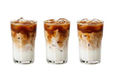 Görüntü, kremalı, katmanlı buzlu kahve içeceği ile dolu üç uzun bardağı gösteriyor. Her bardakta üst katman köpüklü süt, orta katman buzlu kahve ve üzerine buz küpleriyle süslenmiş karamel serpiştirilmiş bir çiseleme bulunuyor. İçkiler servis edildi.