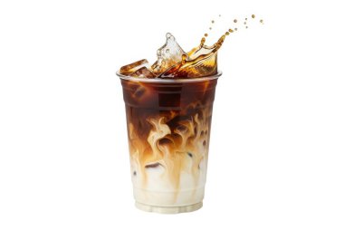 Görüntü, krem şantili koyu buzlu kahve içeceği ile dolu şeffaf bir plastik bardak gösteriyor. Buz küpleri kenardan dökülüyor, dinamik ve canlandırıcı bir görsel etki yaratıyor. İçki soğuk, kremalı ve davetkar görünüyor, ideal.