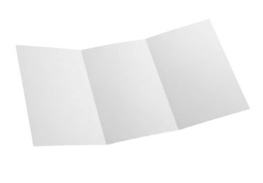 Görüntü, akordeon tarzında katlanmış basit, üç panelli beyaz bir kağıt veya kart yapısını gösteriyor. Paneller eşit aralıklı ve hizalanmış, temiz, minimalist bir görünüm yaratıyor. Kumaş pürüzsüz ve pürüzsüz görünüyor, görünür bir kre sahip değil.