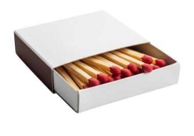 Bu resim, kırmızı fosfor uçlarıyla birkaç ahşap kibrit çöpünü gösteren, kısmen çekilmiş bir çekmecesi olan bir kibrit kutusunu gösteriyor. Kutu sade ve beyaz, içerideki kibritlerin basit ve temiz bir sunumunu sağlıyor..