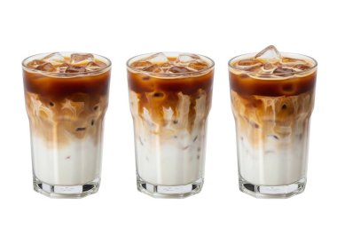 Görüntü, içi buzlu kahve içecekleriyle dolu üç uzun ve berrak bardağı gösteriyor. Her içecek kremalı bir sunum içeriyor, muhtemelen krem şanti ve üstüne de karamel ya da şurup serpiştirilmiş. İçkiler ferahlatıcı görünüyor.