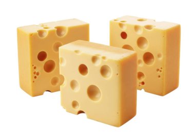 Görüntü üç farklı çedar peyniri parçasını gösteriyor, her biri bu çeşitliliğin tipik deliklerini gösteriyor. Peynir kalıpları, düz, açık renkli bir arka plana karşı gevşek bir üçgen şeklinde dizilmiş.