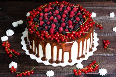 Kırmızı curraunts, ahududu ve böğürtlen ile pasta