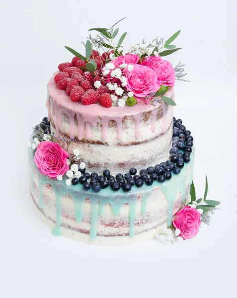 Pastel de goteo de color de boda con rosas, arándanos y frambuesas — Foto de Stock