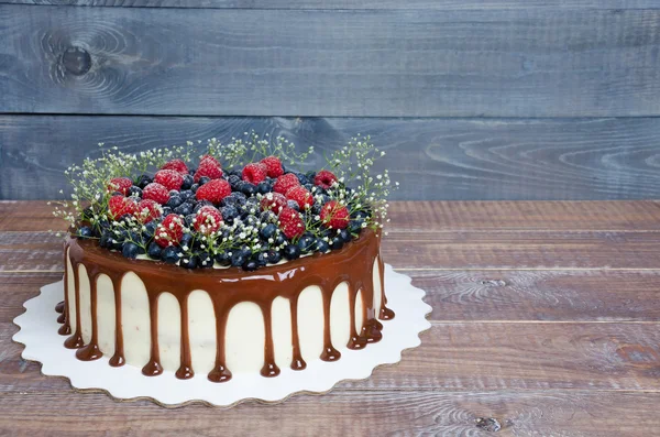 Kleur infuus cake met bosbessen en frambozen — Stockfoto