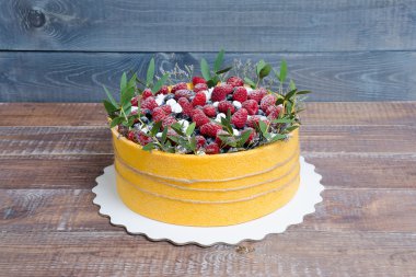 Yaz meyveli pasta sarı bisküvi haddelenmiş