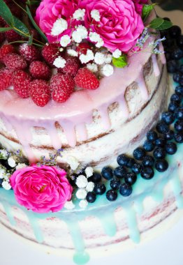 Düğün renk damla gül, yaban mersini ve ahududu kek