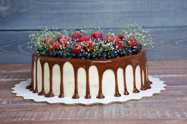 Pastel de goteo de color con arándanos y frambuesas —  Fotos de Stock