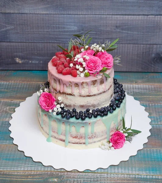 Pastel de goteo de color de boda con rosas, arándanos y frambuesas — Foto de Stock