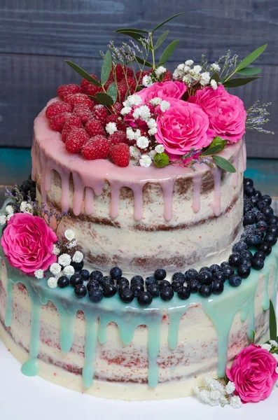 Pastel de goteo de color de boda con rosas, arándanos y frambuesas —  Fotos de Stock