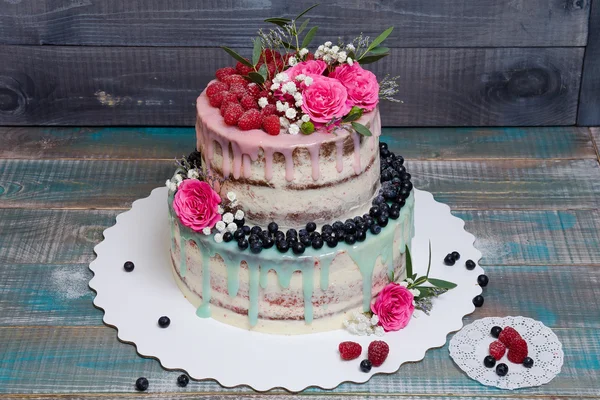 Pastel de goteo de color de boda con rosas, arándanos y frambuesas —  Fotos de Stock