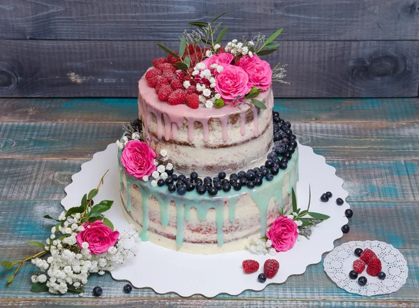 Γάμος χρώμα στάζει τούρτα με τριαντάφυλλα, τα βακκίνια και τα σμέουρα — Φωτογραφία Αρχείου