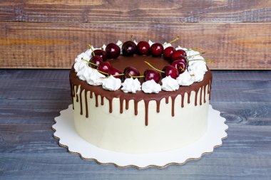 çikolata kiraz krem peynir pasta ve gevrek merengues