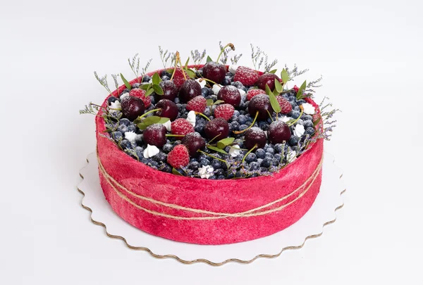 Розовое свадебное печенье фруктовый торт с ягодами и некоторые зеленые — стоковое фото