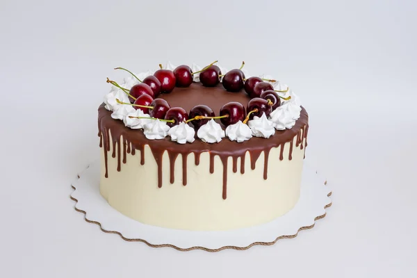 Bolo de queijo creme de cereja de chocolate e merengues crocantes — Fotografia de Stock