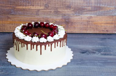 çikolata kiraz krem peynir pasta ve gevrek merengues