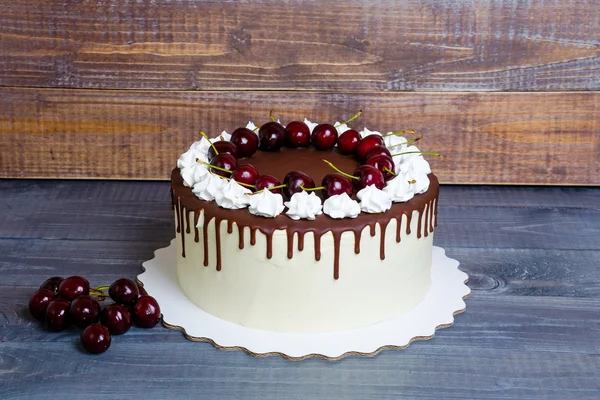 Chocolade kersen cream Cheesecake en krokante merengues — Stockfoto